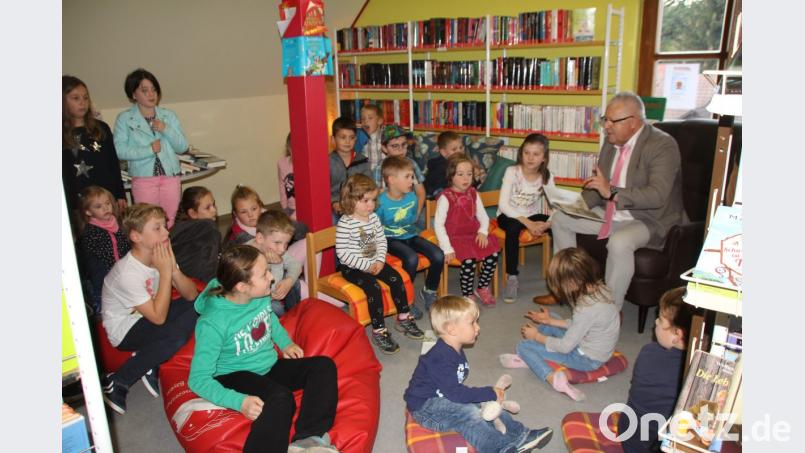 Die Kinder lauschten gespannt den Geschichten des Dritten Bürgermeisters Peter Forster. Bild: frd Bild: frd