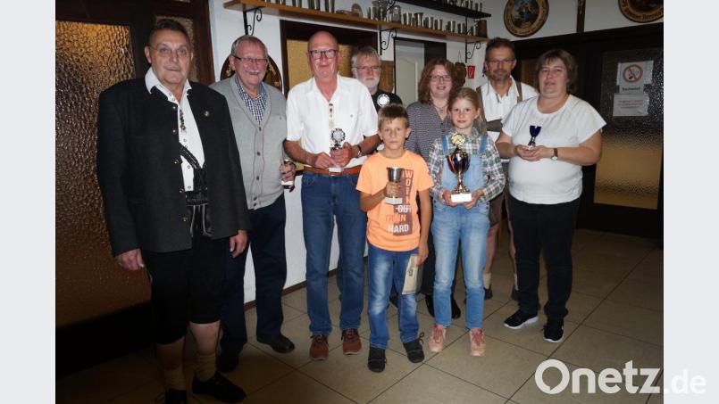 Die Sieger des Bürgerschießens 2018 gemeinsam mit Vorsitzendem Karl-Heinz Glaser (links) und 1. Schützenmeister Werner Fleischer (Zweiter von rechts). Für die verhinderte Bürgerschützenkönigin Karla Döhler nahm Schwester Luise (vorne rechts) den Wanderpokal entgegen. Bild: fppö