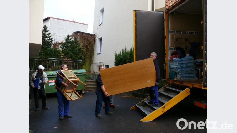 Die Mitarbeiter der Umzugsfirma leisteten Schwerstarbeit bei der Aktion am Sparkassengebäude: Die Technik des Aufzugs versagte, weshalb die Möbel vom Sparkassensaal im zweiten Obergeschoss in den Innenhof an der Schwanengasse durchs Treppenhaus transportiert werden mussten. Bild: kgg