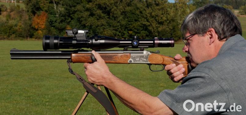 Auf dem Zielstock liegt das Jagdgewehr wie angeschraubt. Bild: tr