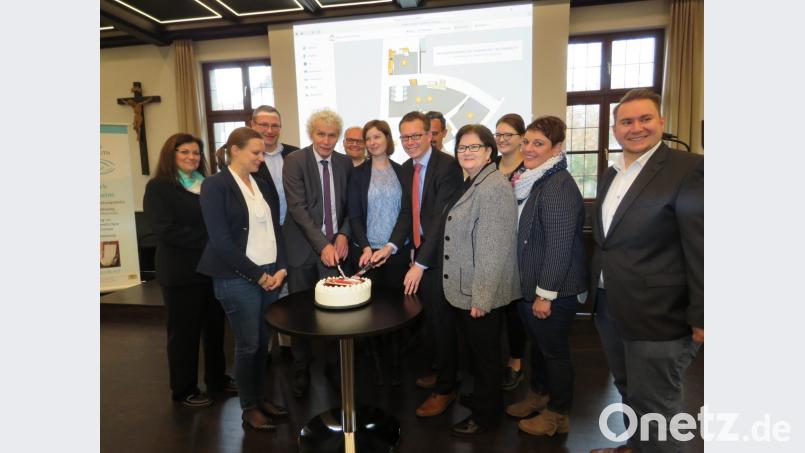Statt eines Startknopfs präsentierte Landrat Wolfgang Lippert (Vierter von links) diesmal eine Torte zum Anschneiden. Bild: ubb