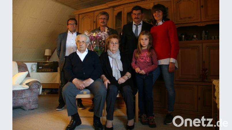 Anna-Maria und Paul Stilp feiern in Fuchsmühl eiserne Hochzeit. Dazu gratulieren ihre Söhne Herbert und Manfred sowie Enkelin Tanja und Urenkelin Pia. Die Glückwünsche des Marktes Fuchsmühl, zudem ein Geschenk überbringt Bürgermeister Wolfgang Braun (hinten, Zweiter von links). Bild: wro