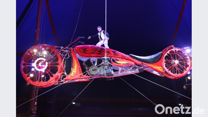 Crazy Wilson zeigt in der Zirkuskuppel todesmutige Akrobatik auf einem „fliegenden Motorrad“. 	Bild: Circus-krone.de Bild: Bild: Circus-krone.de