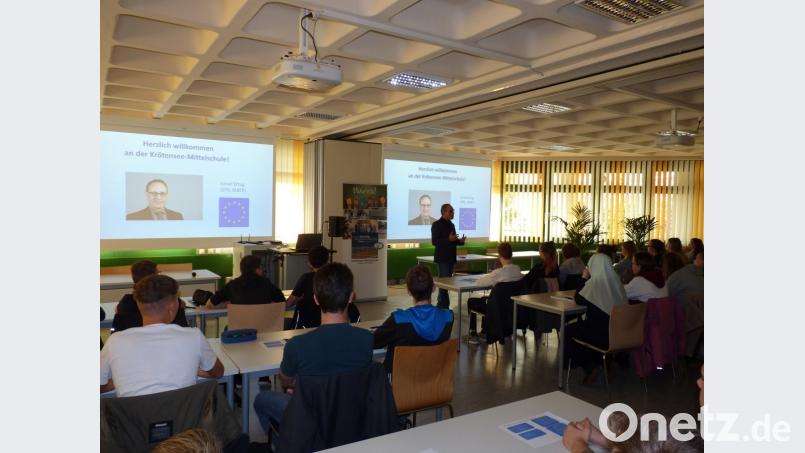 Eurpa-Parlamentarier Ismail Ertug beantwortet die Fragen der Zehntklässer an der Krötensee-Mittelschule. Bild: pad