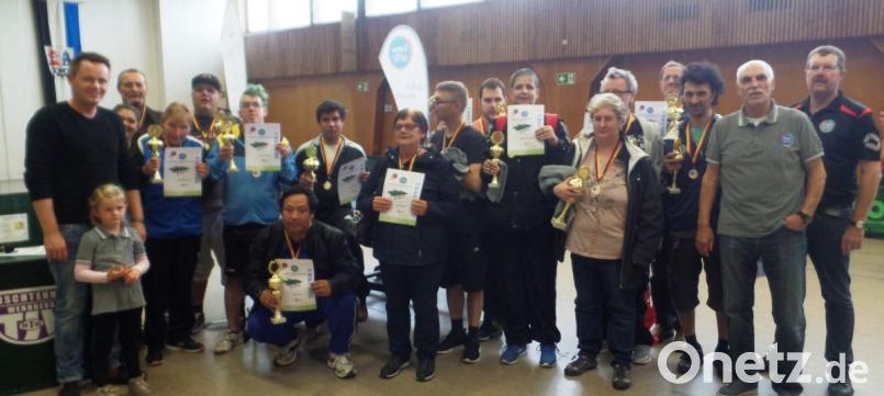 Dr. Fritz Loew (Zweiter von rechts), Florian Dotzler (links) und der Abteilungsleiter des TSV Detag Wernberg, Dieter Buchner (rechts), gratulierten den Erstplatzierten in den jeweiligen Klassen. Bild: wdb