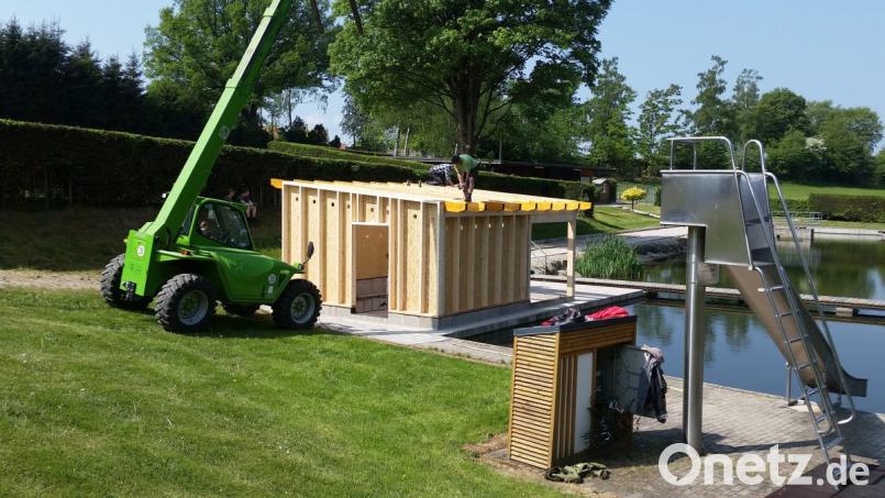 Die Wasserwachtler haben eine neue Unterkunft im städtischen Freibad errichtet. Wasserwachtmitglieder übernehmen an den Wochenenden abwechselnd mit Studenten die Aufsicht im Freibad. Bild: dob