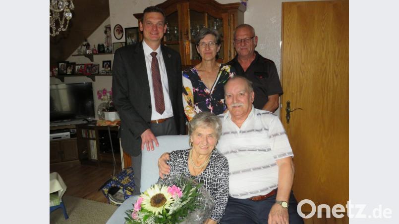 Bürgermeister Ernst Schicketanz (hinten, links) überbringt Lina Pöll (sitzend mit Mann Johann) Glückwünsche zum 80. Geburtstag. Tochter Klara und Schwiegersohn Werner (stehend, von links) gratulieren ebenfalls. Bild: adj