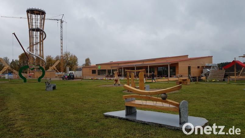 Der Freizeitpark nimmt Gestalt an. Die Gastronomie eröffnet am Samstag, Künstler Willi Leo Hengge hat acht seiner Skulpturen platziert. An der Erlebnisholzkugel selbst sollen in den kommenden Wochen die Leimbinder montiert werden. Bild: Christopher Dotzler