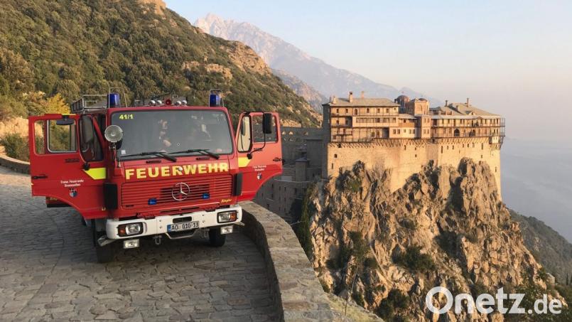 Urlaubsbild mit Oberpfälzer Feuerwehrauto – nicht ganz, denn das Fahrzeug, das bis vor kurzem in Ursensollen in Dienst war, ist in Zukunft in der Mönchsrepublik Athos (Griechenland) im Einsatz. Ursensollens Bürgermeister Franz Mädler bringt statt des Fahrzeugs nur noch ein Erinnerungsbild mit zurück in die Oberpfalz. Bild: Mädler