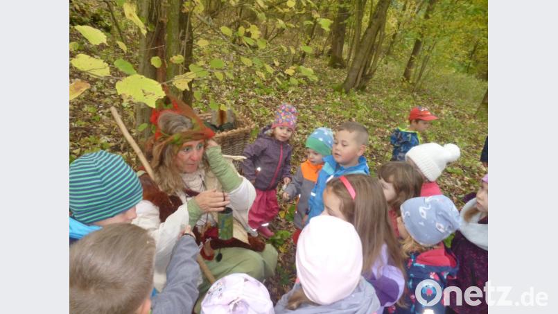 Die Kinder lauschen gespannt den Erzählungen von Pimpernella Pumpelsack. Bild: exb
