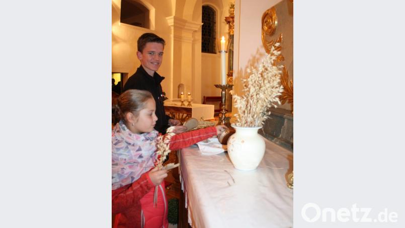 Nach der Eucharistiefeier holen sich die Gottesdienstbesucher die gesegneten Gaben Brot und Hafer am Wendelinaltar. Bild: lg