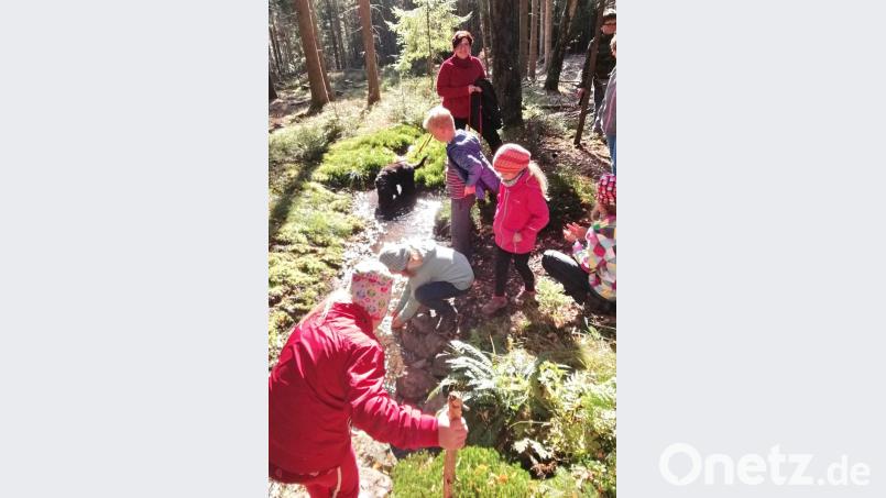 Das Rinnsal verleitet die Kinder zum Spielen. Bild: hai