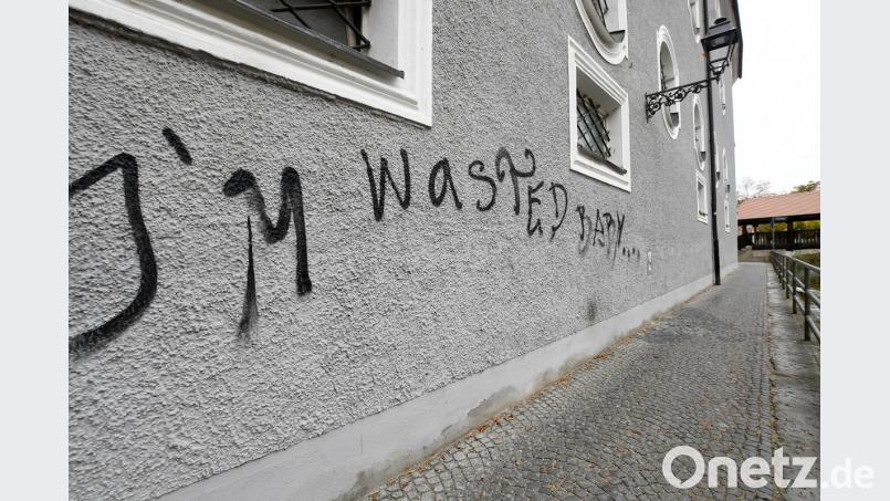 Wer ist der Unbekannte, der in der Nacht auf Mittwoch diesen Schriftzug an die Fassade der Dr.-Johanna-Decker-Schulen angebracht hat? Bild: Petra Hartl