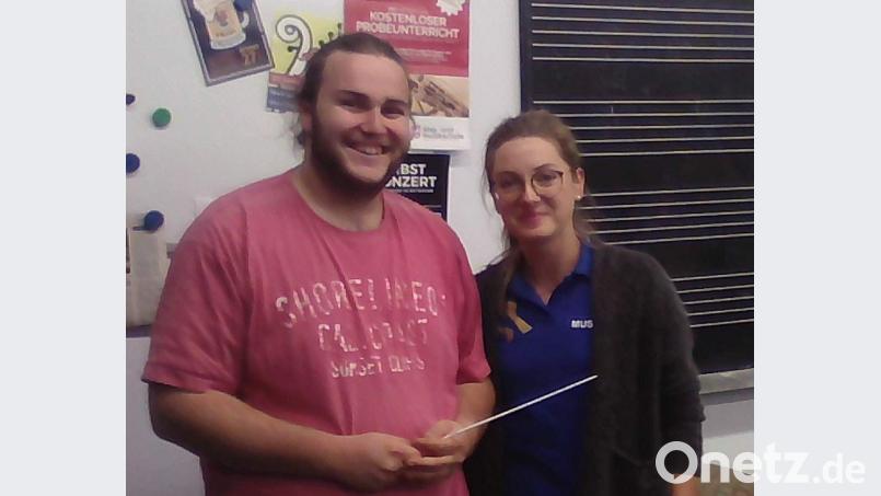 Sophia Hofmann muss den Taktstock schweren Herzens an Wolfgang Vögele weiterreichen. Bild: u