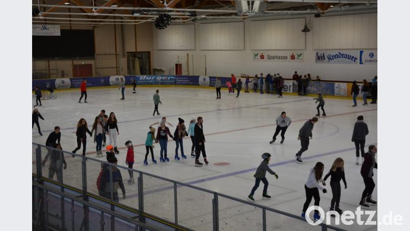 Öffentlicher Eislauf ist der Renner in der Eissporthalle. Bild: jr