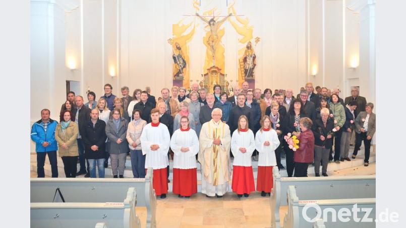 Ein großes Fest mit vielen Ehepaaren feiert die katholische Pfarrgemeinde zur Kirchweih. Im Anschluss geht es zum Empfang ins Gemeindezentrum des Rathauses. Bild: fjo