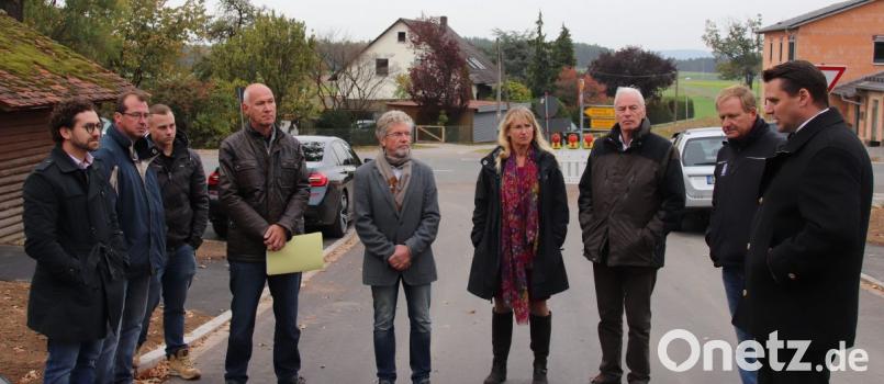 In Lissenthan wurde ein knapp ein Kilometer langes Stück der Kreisstraße SAD 27 nach seinem Ausbau für den Verkehr freigegeben. Zu dem Termin hatten sich unter anderem Landrat Thomas Ebeling (rechts) und Heidi Eckl als Dritte Bürgermeisterin der Stadt Nabburg eingefunden. Bild: Thomas Dobler