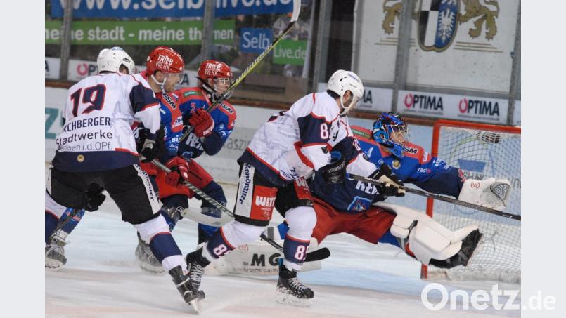 Marcel Waldowsky (rechts) trifft gegen die Selber Wölfe ins Schwarze. Die Szene stammt aus der vergangenen Saison, möglicherweise gibt es am Freitag eine Wiederholung. Nach langer Verletzungspause feiert „Waldi“ im Derby eventuell sein Comeback. Bild: gb