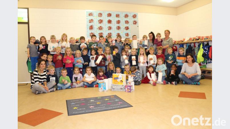 So sehen Igelpaten aus. Die Kinder des Kinderhauses Pusteblume starten eine Sammelaktion und übergeben die zahlreichen Spenden zur Igelaufzucht für Erika Passon an OM-Mitarbeiterin Christine Rupprecht. Bild: rpp