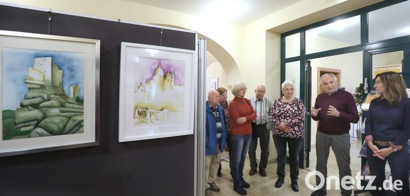 Die neue Ausstellung im Maria-Seltmann-Haus ist eröffnet. Hausleiterin Susanne Meichner und Künstler Ernst Umann (von rechts) beschreiben die Werke. Bild: Wolfgang Steinbacher