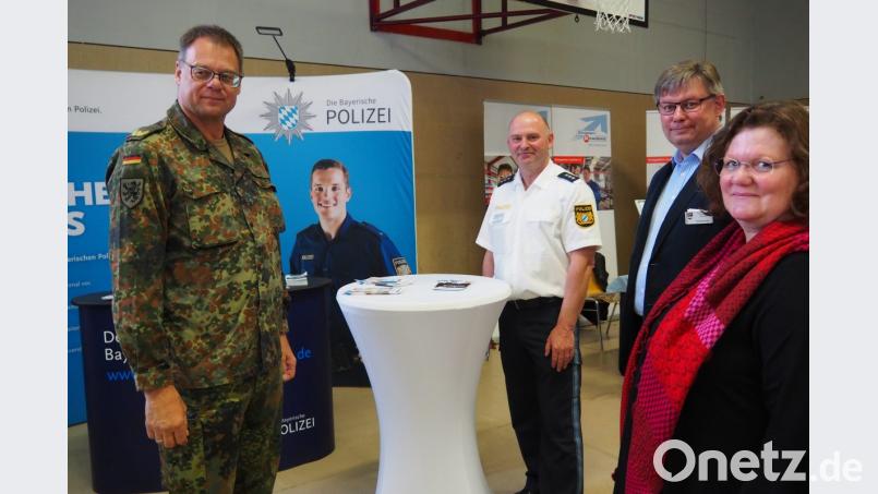 Auch Brigadegeneral Michael Podzus (links) ist zur Job- und Bildungsmesse gekommen. Bild: Bühner