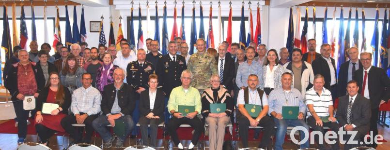 44 Arbeitsjubilare bringen es auf 1025 Dienstjahre am US-Standort Hohenfels. Dazu gratulierten neben Garrison Manager Bavaria, Oberst Adam Boyd, auch die Bürgermeister der Truppenübungsplatz-Randgemeinden und Deputy Garrison Manager Michael Mathews. Bild: bö