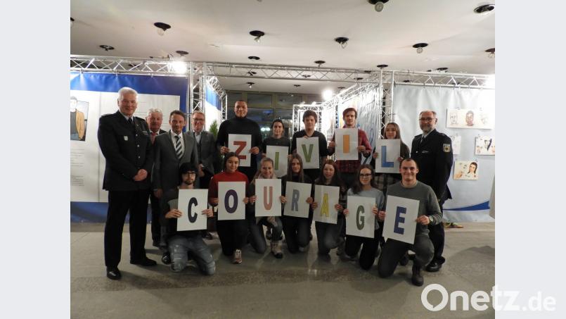 Dienststellenleiter Wolfgang Franz und Bürgermeister Jens Meyer (zweite Reihe von rechts) eröffnen mit Schülern des Augustinus-Gymnasiums die Ausstellung „Prävention trifft Kunst“ im Foyer des Neuen Rathauses. Bild: Winkler