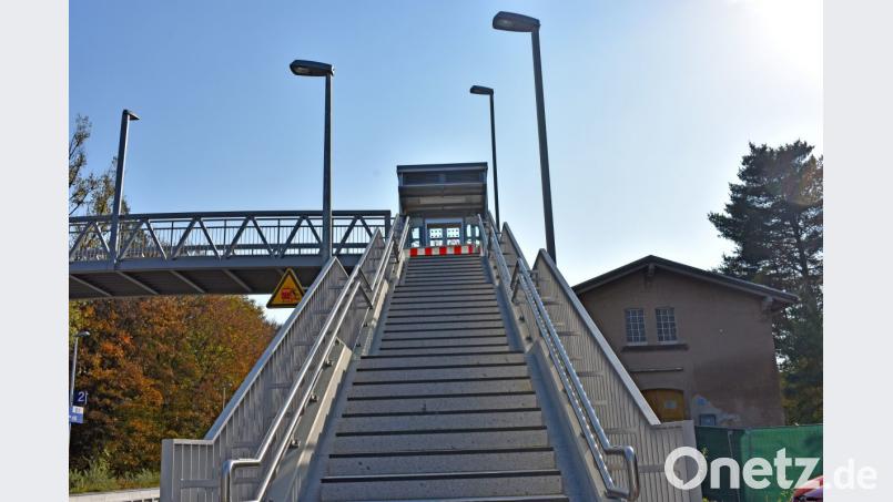 Mütter mit Kinderwagen, Reisende mit schwerem Gepäck oder Gehbehinderte haben es momentan am Bahnhof in Reuth schwer. Im Mai sollten die Glasaufzüge in Betrieb genommen werden, doch noch immer können sie nicht genutzt werden. Die Bahn plant eine Fertigstellung bis Mitte Dezember. Bild: lue
