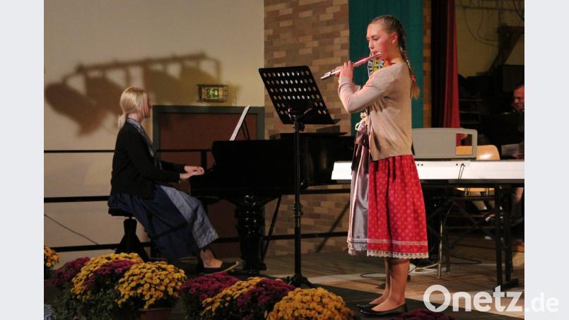 Auf der Querflöte stimmt Stefanie Wolf, begleitet von Rebekka Fürst am Klavier, „Brazil“ von Dieter Hellbach an. Bild: hai
