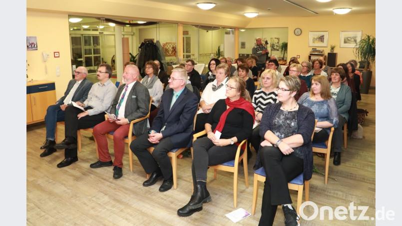 Im Caritas-Altenheim St. Marien fand die Abschlussfeier des sechsten Hospizbegleiterkurses statt. Mit auf dem Foto (erste Reihe von links) Caritas-Kreisvorsitzender Franz Stiersdorfer, Pfarrer Martin Besold, Caritas-Kreisgeschäftsführer Jürgen Kundrat, zweiter Bürgermeister Johannes Reger und Heimleiterin Eveline Gerstl-Seidl. Bild: njn