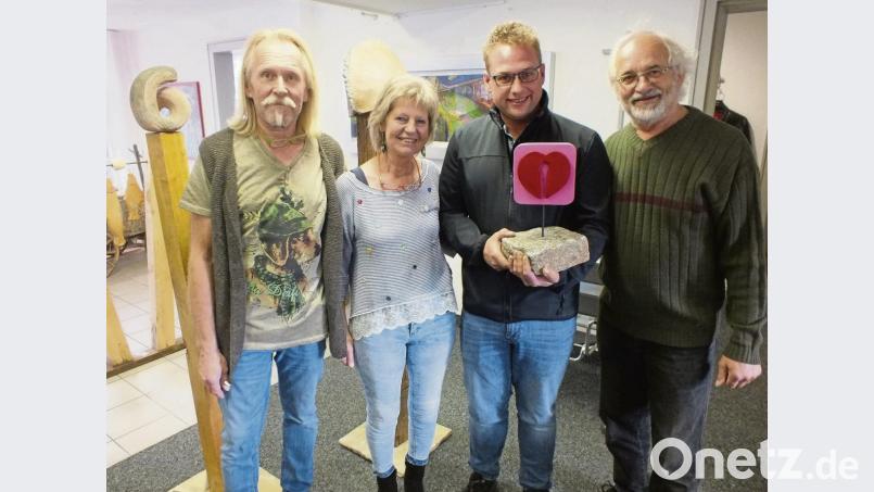 Gert und Inge Flor (von links), Johannes Bauer und Martin Exner sind begeistert vom Erfolg des künstlerischen Tags der offenen Tür. Bild: soj