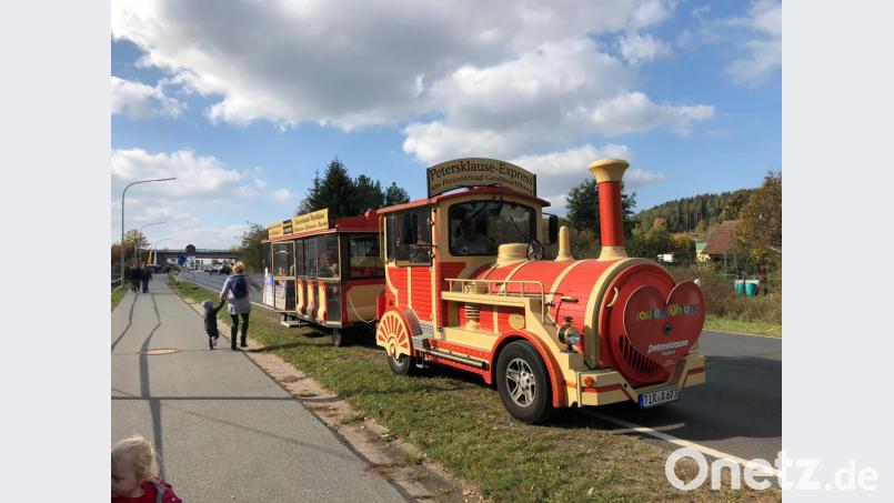 Wer will, kann beim Marktsonntag in Pressath eine Runde mit der Bimmelbahn drehen. Bild: Gewerbering Pressath