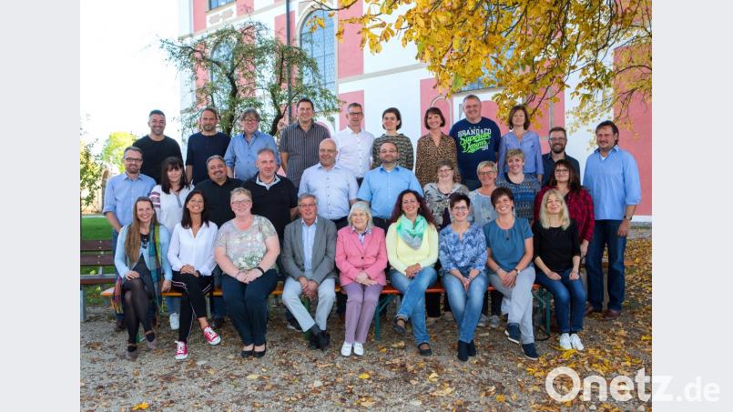 Ein Klassentreffen muss nicht immer ein vollgestopftes Programm haben. Die Eschenbacher Abc-Schützen des Jahres 1978 legen jedenfalls Wert auf Begegnung und Unterhaltung. Unser Bild zeigt die „78er“ mit Rektor a. D. Otmar Buchmann und der ehemaligen Klassenlehrerin Christl Nußstein (vorne, Vierter und Fünfte von links.) Bild: exb/Foto-Ott