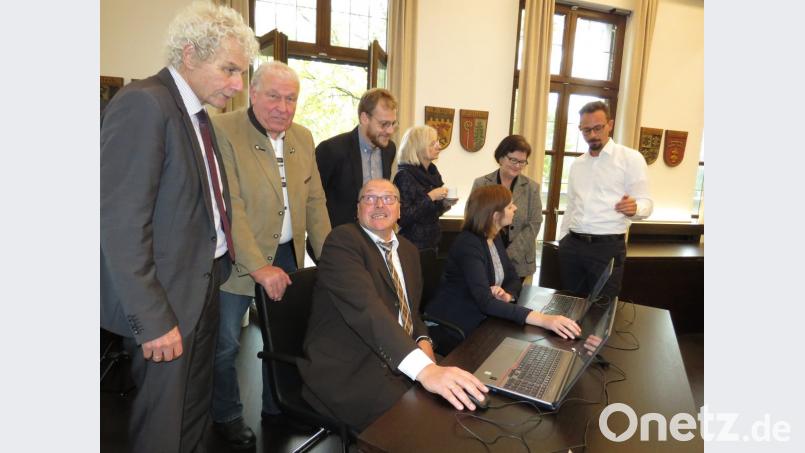 Dominik Magin (rechts) von der Fraunhofer Gesellschaft erklärte den Gästen, einigen Wohnberatern und Landrat Wolfgang Lippert (links) die Funktionen der neuen Plattform im Inernet. Bild: ubb