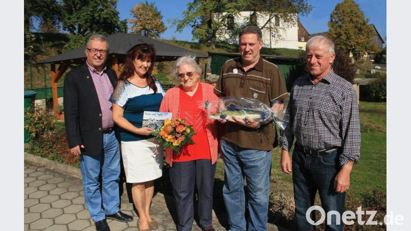 Mit einer Fischplastik und Blumen gratulieren Belinda und Josef Bächer (Zweite von links und rechts) ihren treuen Urlaubsgästen Klaus und Gretl Lindenberg (Zweiter von rechts und Dritte von rechts). Bürgermeister Toni Dutz (links) überreicht ein Fischkochbuch. Bild: wro