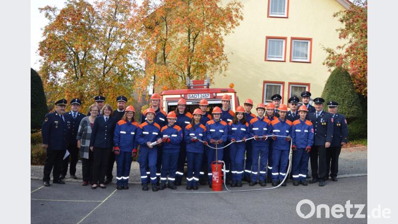 Kreisbrandinspektor Richard Fleck, Kommandant Roland Drexler, Zweite Bürgermeisterin Maria Baumer, Jugendwartin Kathrin Götz und Kreisbrandmeister Peter Killermann (von links) freuten sich über den Erfolg der Jugendlichen ebenso wie Kreisbrandmeister Konrad Hoch, Jugendwart Uwe Groß, Jugendwartsprecher Thomas Biegerl, Jugendwart Hans Wagner und Jugendwart Benjamin Kahl (von rechts). Bild: bej