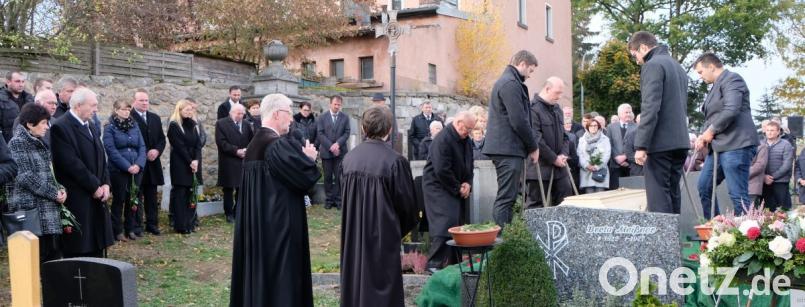 Eine große Trauergemeinde gibt dem früheren Bürgermeister der Gemeinde Grafenreuth, Willibald Bock, im evangelischen Friedhof das letzte Geleit. Bild: le