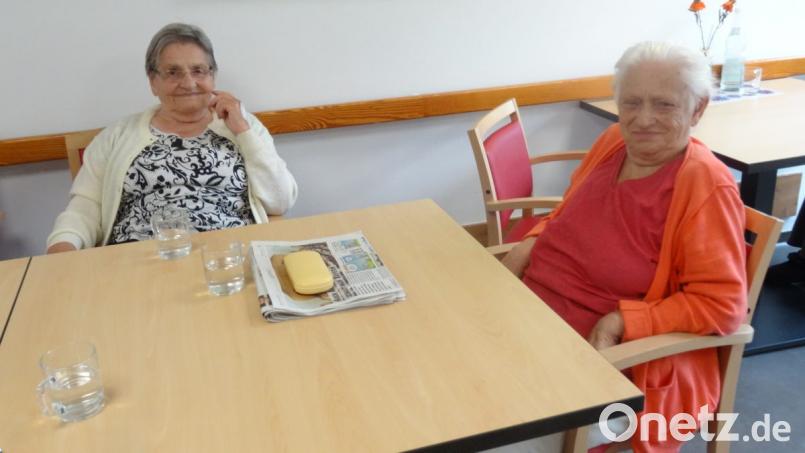 Katharina Schmidt (links) und ihre Zimmernachbarin Susanna Kraus: Nach dem Frühstück wird in der Sulzbach-Rosenberger Zeitung gelesen. Bild: hka