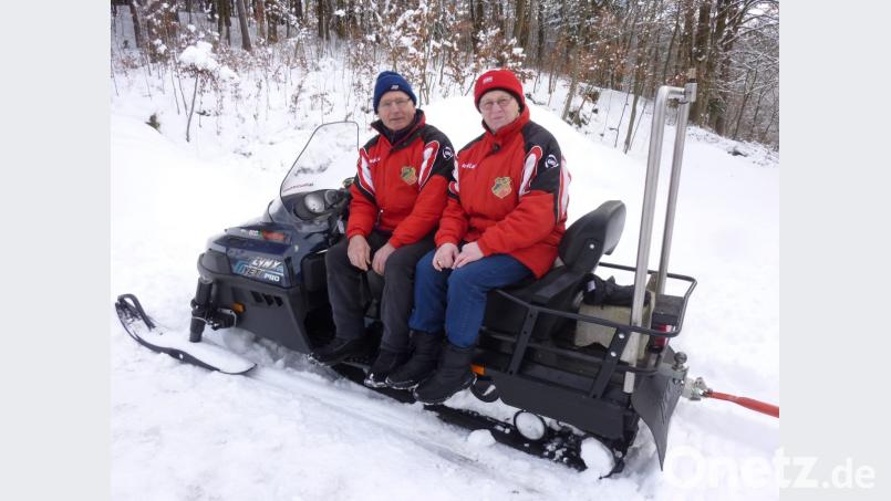 Hans Lehmeier und seine Frau Betty sind für ihren Verein das ganze Jahr im Einsatz: in der fußballlosen Winterzeit kümmern sie sich mit dem Loipenspurgerät um gute Langlaufmöglichkeiten. Bild: exb