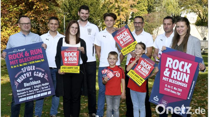 Die AZ begleitet das Event als Medienpartner. Vorne, von links: Markus Müller (Reporterchef AZ), Patricia Kemmeter, Raphael Poh, Annemarie Poh, Franziska Wilfurth (Mediaberaterin AZ); hinten, von links: Sebastian Kemmeter, Matthias Weigert, Pascal Hirteis, Michael Poh und Hans Fischer. Bild: Petra Hartl