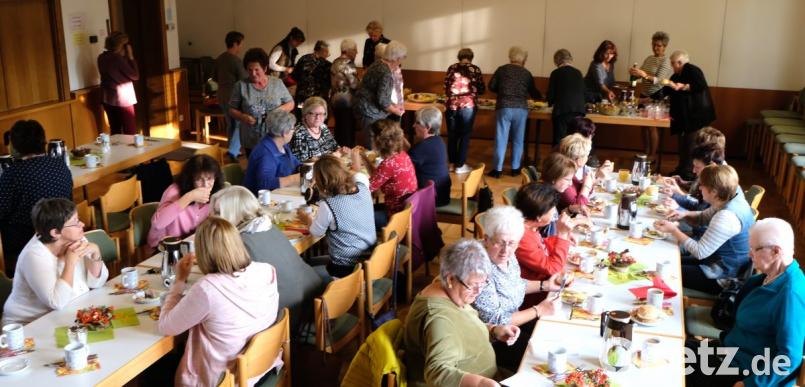 Das Frauenfrühstück und die Meditation mit Theresia Stadlbauer beim Katholischen Frauenbundes erweisen sich als kräftige Stärkung für Leib und Seele. Bild: le