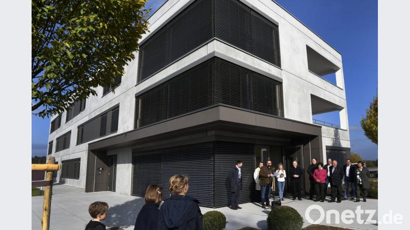 Am Freitag erfolgte die offizielle Einweihung der neuen Firmenzentrale von Englhard in Ammerthal. Bild: Petra Hartl