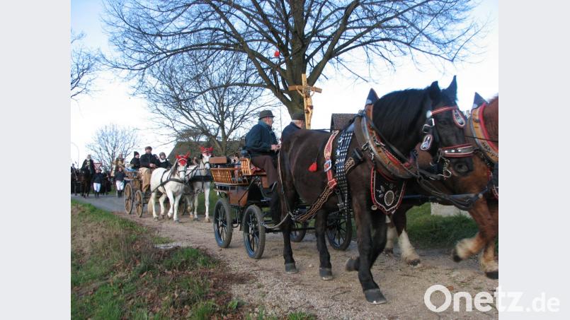 Die Leonhardi-Ritt lockt jährlich eine große Zahl von Reitern und Kutschengespannen an. Bild: exb