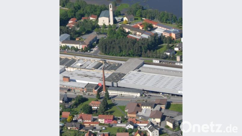 Die zwischen Seniorenheim und Schule an der Pfarrer-Schreyer-Straße geplante Mehrzweckhalle wird aufgrund der Finanzsituation noch etwas auf sich warten lassen. Bild: Michael Ascherl