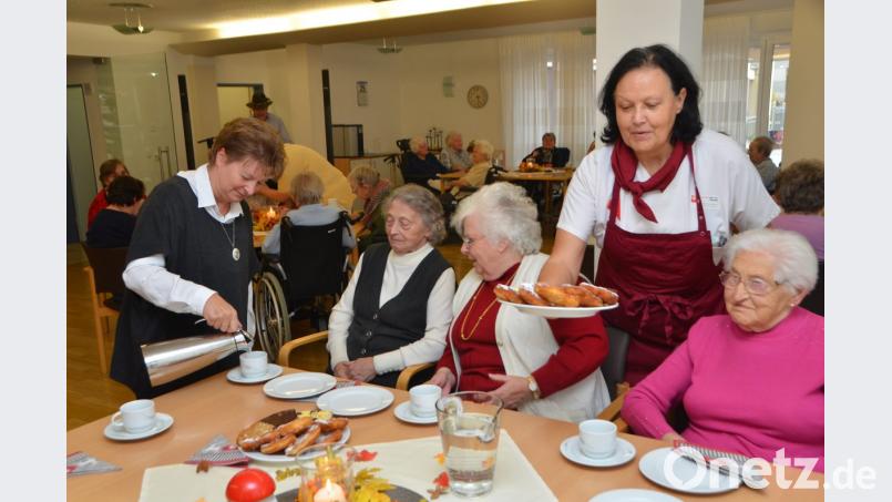 Nach dem Gottesdienst wurde im Saal mächtig aufgetischt. Viele Kirchweihschmankerl standen für die Bewohner bereit. Heimleiterin Rita Gilch und Küchenchefin Johanna Bodensteiner ließen keine Wünsche offen. Bild: dob