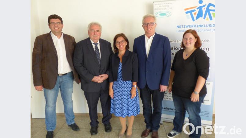 Sie setzen sich stark für das Ehrenamt ein. Von links: BRK-Geschäftsführer Holger Schedl, zweiter Bürgermeister Peter Gold, Professorin Doris Rosenkranz, Franz Malzer, stellvertretender Vorsitzender der Lebenshilfe, und Veranstalterin Christina Ponader vom Netzwerk Inklusion. Bild: exb