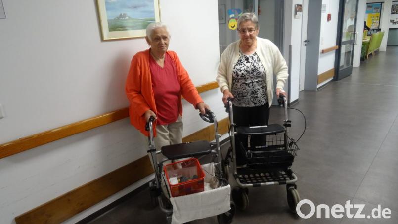 Der Rollator ist immer dabei wenn Susanna Kraus und Katharina Schmidt (rechts) im Haus unterwegs sind. Bild: hka