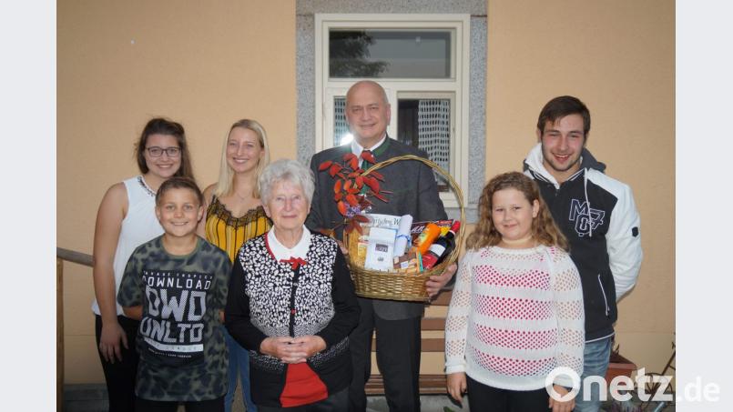 Jubilarin Gertraud Köppl freute sich über die Glückwünsche ihrer Urenkel und die Gratulation durch Bürgermeister Walter Schauer. Bild: rkp