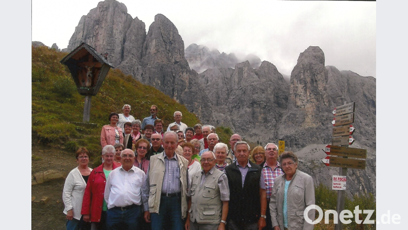 Vor dem Grödnerjoch posiert die KAB-Reisegruppe für ein Erinnerungsfoto. Bild: hme