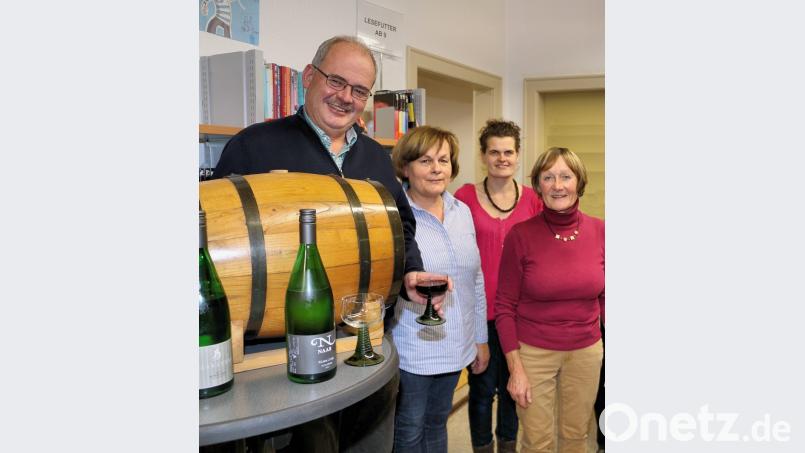 Bürgermeister Gottfried Härtl und das Büchereiteam mit Gabi Härtl, Bianka Flügel und Monika Seidel (von links) freuen sich auf viele Gäste beim Wein-Lese-Abend. Bild: bsc